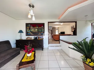 Sala de estar com sofá e móveis de madeira em um apartamento.