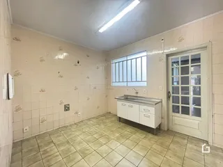 Foto interna de um cômodo com piso de cerâmica e paredes brancas.