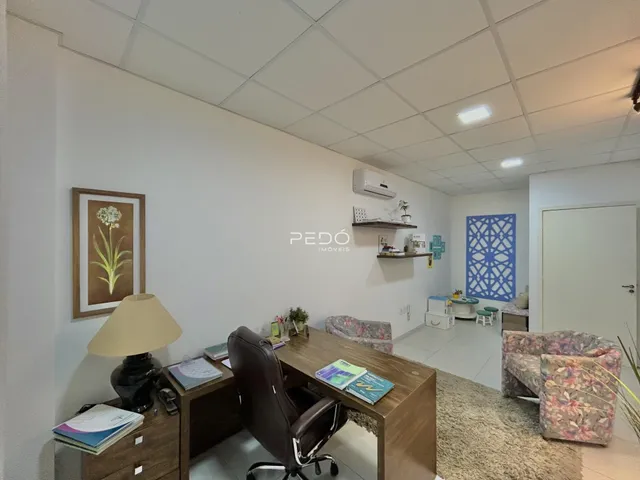Sala de estar com decoração de parede e móveis de madeira.