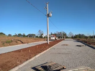 Paisagem de terra e estrada em uma área de loteamento.