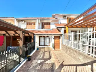 Vista da fachada de uma residência em Lajeado, Brasil, com área externa e varanda.