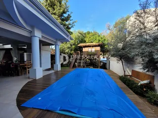Vista externa de uma área de deck de madeira em uma propriedade no Brasil.