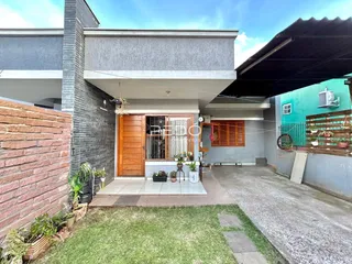 Fachada externa de uma residência em Lajeado, Brasil, com jardim e área externa.