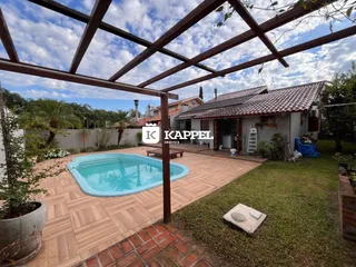Foto de uma piscina e área externa com deck em uma propriedade.