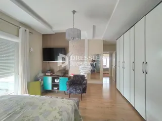 Um quarto com cama e armários brancos.