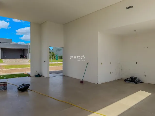Interior de uma sala ampla e vazia de uma propriedade em construção.