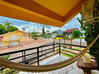 Vista da propriedade com jardim e vizinhança em Lajeado, Brasil.