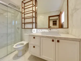 Foto de um banheiro com revestimento de azulejos brancos e bancada.