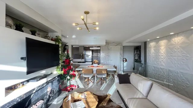 Ambiente moderno de sala de estar e jantar com decoração contemporânea.