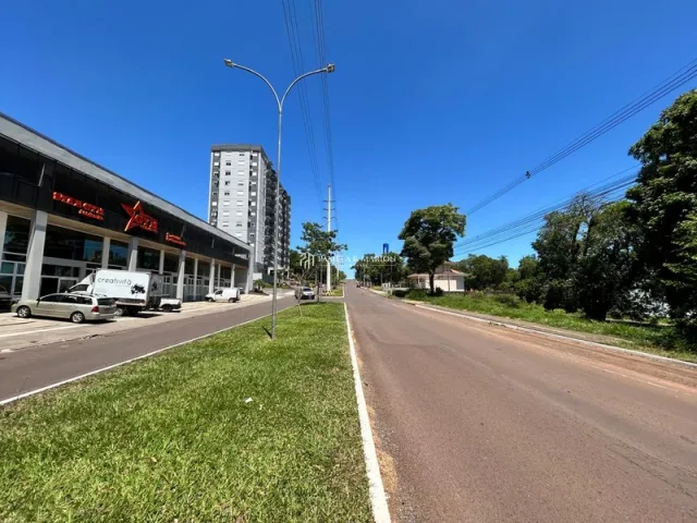 Vista externa de uma rua em Lajeado, Brasil, com vegetação ao lado.