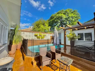 Vista da área de piscina e deck de uma residência em Lajeado.
