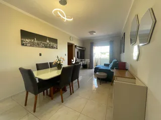 Ambiente interno de sala de jantar e estar com piso de cerâmica.