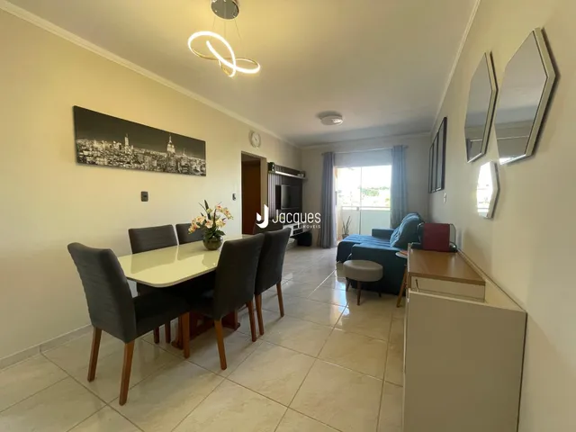 Ambiente interno de sala de jantar e estar com piso de cerâmica.
