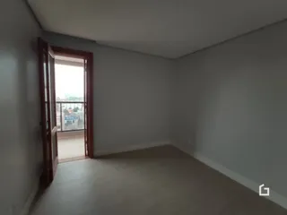 Interior de um cômodo com porta de vidro abrindo para o exterior.