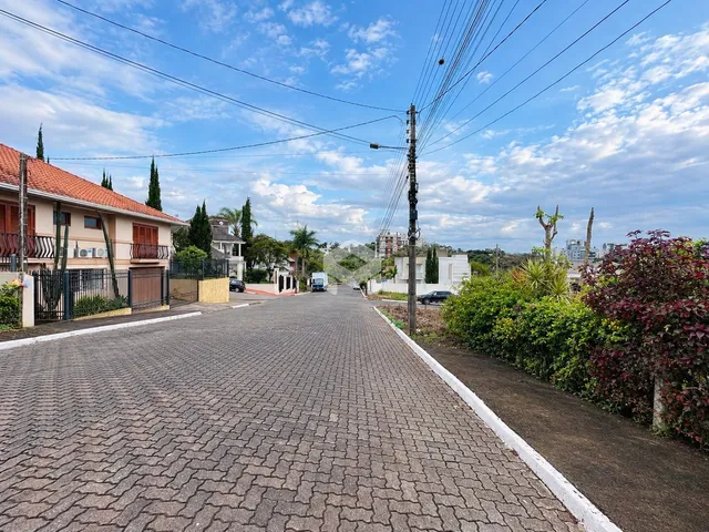 Vista externa de uma propriedade residencial em Lajeado com rua pavimentada.