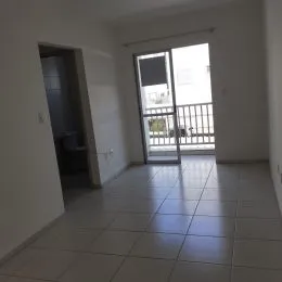 Sala de estar com piso de cerâmica e porta de vidro que dá acesso a uma área externa.