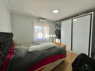 Foto de um quarto com cama grande e armário embutido.