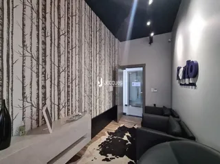 Ambiente interno com parede de papel de parede de madeira no imóvel.