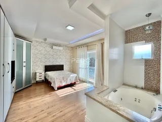 Quarto espaçoso com cama e banheiro privativo em imóvel no Brasil.