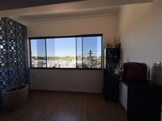 Sala de estar com grande janela de vista para a paisagem.