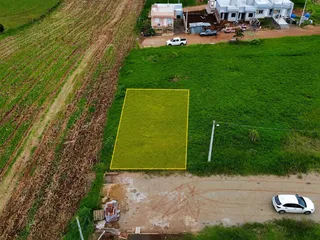 Vista aérea mostrando a propriedade residencial em Lajeado, com área gramada e construções ao fundo.