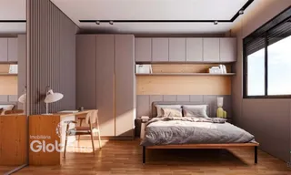 Quarto moderno com armários embutidos e piso de madeira.