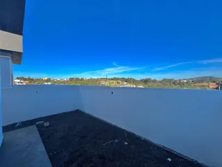 Vista panorâmica de uma propriedade em Lajeado, Brasil, com um muro branco.