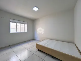 Quarto interno com piso de cerâmica e janela.