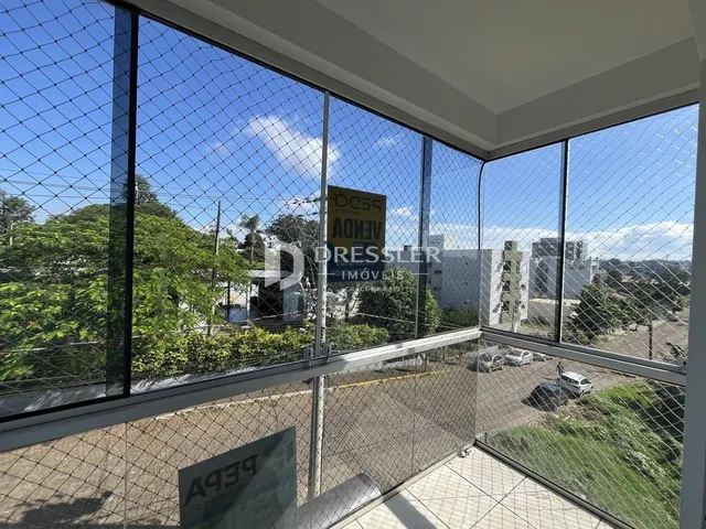 Vista externa de uma propriedade em Lajeado, Brasil, vista através de uma grade.