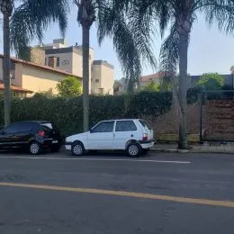 Vista externa de uma propriedade em Lajeado, Brasil, mostrando uma rua e um veículo estacionado.