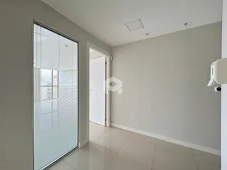 Ambiente interno com piso de cerâmica e grande janela.