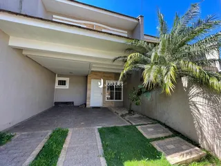 Vista da fachada de uma residência em Lajeado, Brasil, com área externa pavimentada.