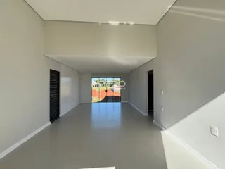 Hall de entrada com paredes brancas e piso cinza claro.
