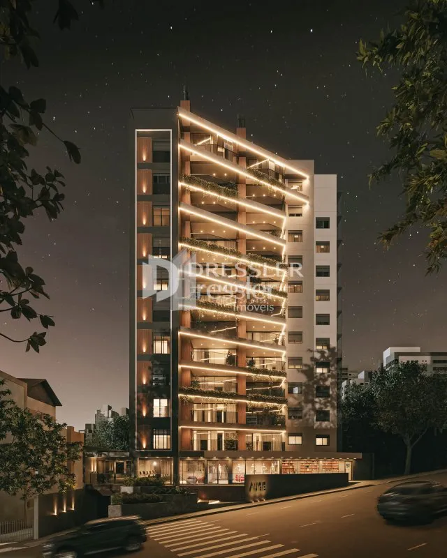 Fachada de um prédio residencial em Lajeado à noite.