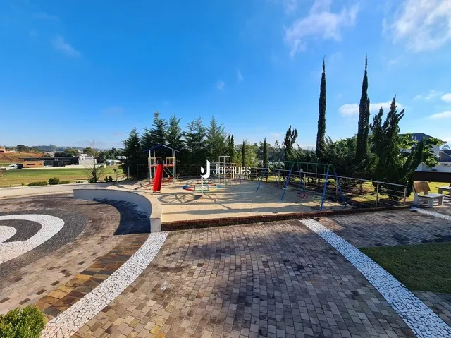 Vista externa de uma área pavimentada com jardim e árvores em Lajeado.