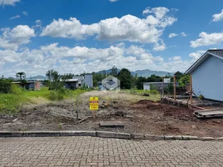 Vista externa de uma propriedade em Lajeado, Brasil, com terreno em construção.