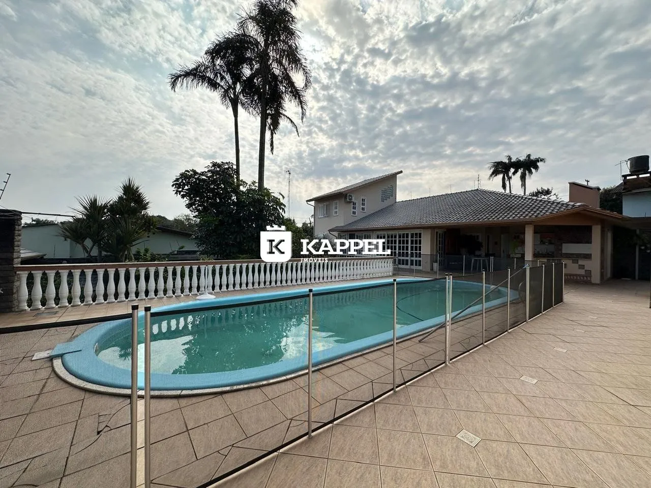 Foto da área da piscina de uma residência em Lajeado.
