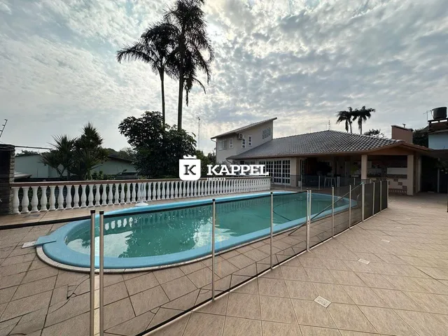 Foto da área da piscina de uma residência em Lajeado.