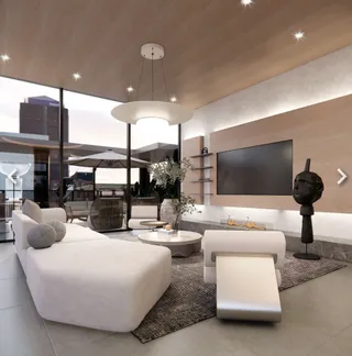 Sala de estar moderna com sofá branco e televisão de parede em um ambiente iluminado.