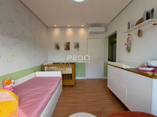 Quarto com cama e armário de madeira em um imóvel no Brasil.