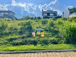 Vista externa de uma residência em Lajeado, Brasil, cercada por vegetação densa.