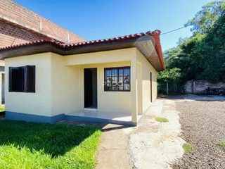 Fachada de uma casa em Lajeado, Brasil com telhado de telhas.