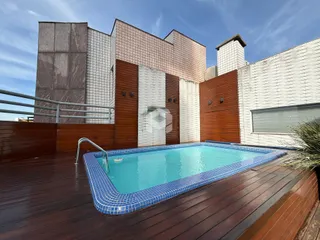 Foto de uma piscina e deck ao ar livre em uma residência.