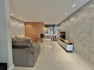 Sala de estar moderna com sofá e decoração em um apartamento.