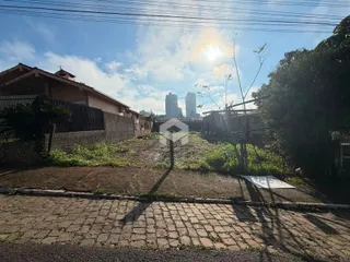 Vista externa de um terreno com cerca e vegetação em Lajeado, Brasil.