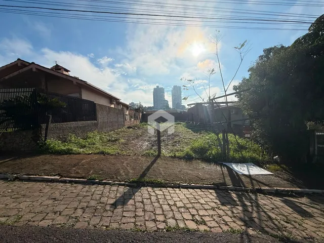 Vista externa de um terreno com cerca e vegetação em Lajeado, Brasil.