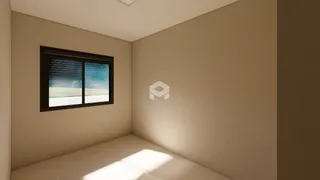 Ambiente interno de uma sala com janela.