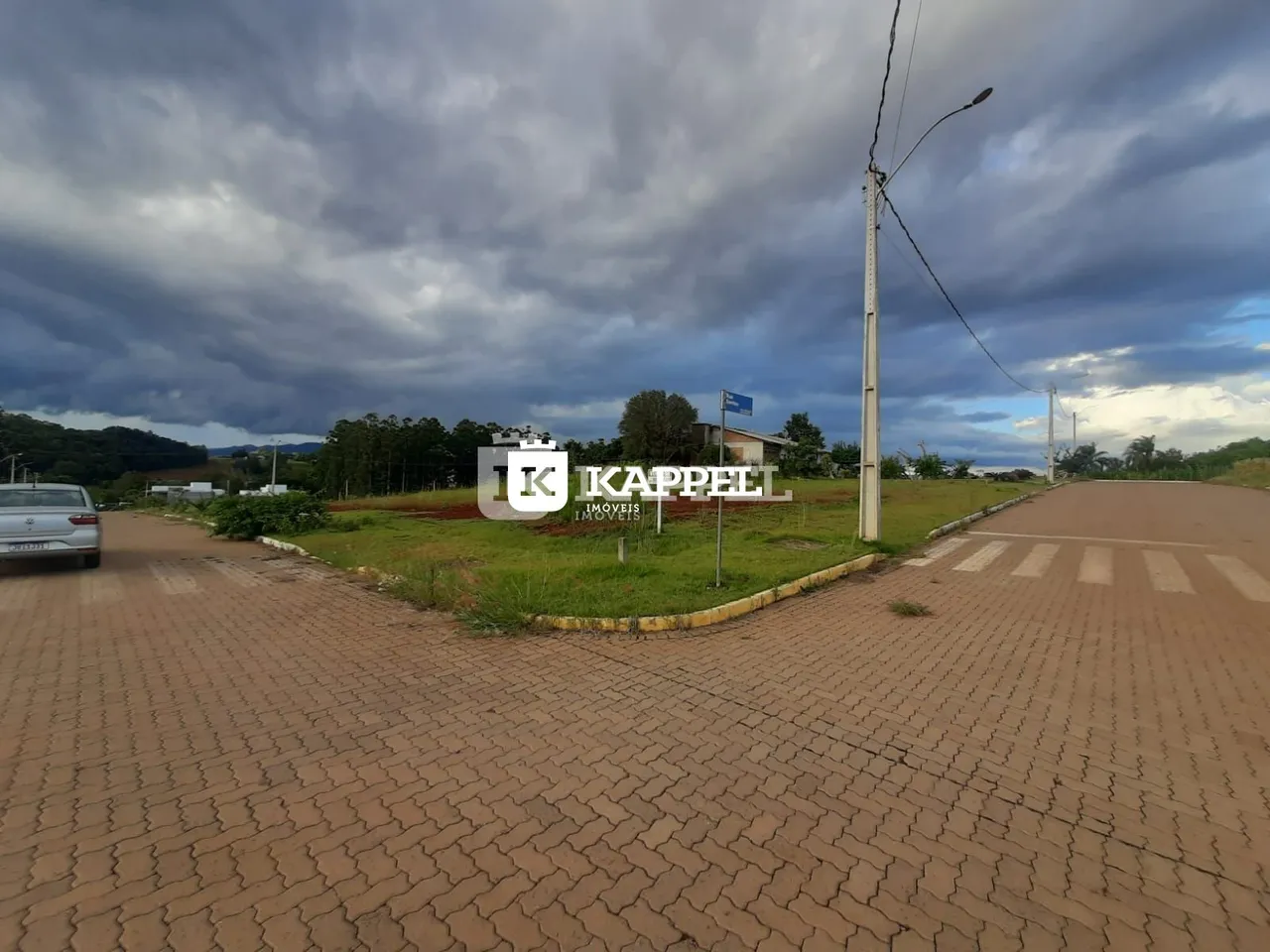 Vista externa da propriedade em Lajeado, Brasil, mostrando a estrada e a vegetação ao fundo.