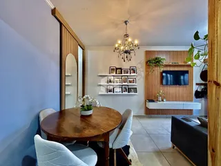 Interior de uma sala de jantar com mesa de madeira e decoração moderna.