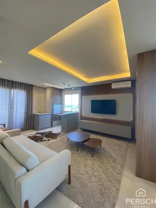 Sala de estar moderna com sofá branco e painel de TV em ambiente iluminado.